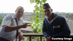 Дмитрий Шкребец и его сын-срочник Егор, архивное фото