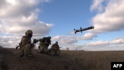 Ուկրաինական բանակի զինծառայողները հրթիռ են արձակում «Ջավելին»-ից, արխիվ