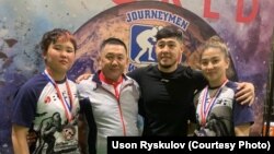 Таңчолпон Кыбалбекова, машыктыруучулар Үсөн Рыскулов, Максат Рыскулов жана Арууке Казыбек кызы. Олбани шаары, Нью-Йорк штаты, АКШ. 10-апрель, 2022-ж.
