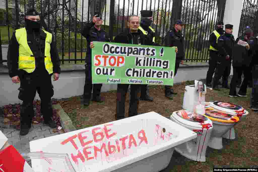 Ванна с надписью &laquo;Тебе, немытой&raquo; &mdash; отсылка к известному стихотворению &laquo;Прощай, немытая Россия&raquo; русского поэта 19 века Михаила Лермонтова, критиковавшего деспотический строй на родине