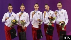 Женина Трашлиева, Петя Борисова, Биляна Везирска, капитанката Вая Драганова и Елена Георгиева (отляво надясно) по време на награждаването им със златните медали от финала с пет обръча на Световната купа в София, 10 април 2022 г.