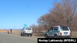 Полицейский аавтомобиль на трассе в Казахстане. Иллюстративное фото