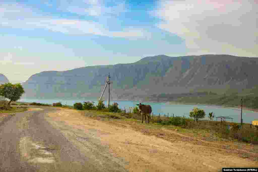 Көл күн чыгыш тарабынан такыр башкача көрүнөт.