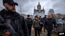 Генеральний прокурор України Ірина Венедіктова(посередині) та прокурор Міжнародного кримінального суду (МКС) Карім Хан відвідали місце братської могили в місті Буча під Києвом, 13 квітня 2022 року