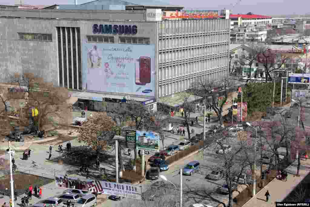 &quot;Айчүрөк&quot; соода борборунун сааттын үстүнөн көрүнүшү.