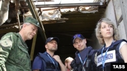 Наблюдатели ОБСЕ у разрушенного обстрелами зернохранилища, Докучаевск, май 2016 