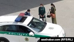 Polisiýa işgäri we türkmen zenanlary (Illýustrasiýa suraty)