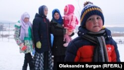 Fera Abdullayeva (merkezde) evlâtlarınen beraber