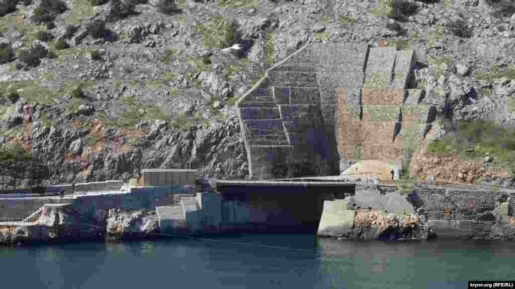 Yerastı işhanesiniñ ekinci çıqışı Balıqlava körfezine baqa