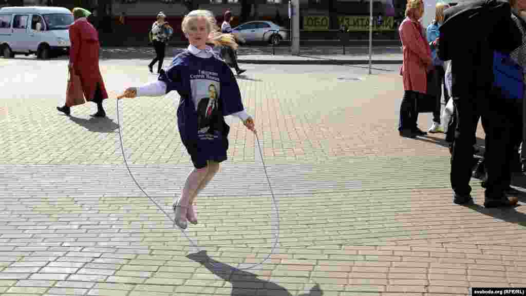 Дзяўчынка скача на агітацыйным пікеце ў Менску за кандыдата ў прэзыдэнты Сяргея Гайдукевіча, 17 верасьня 2015.