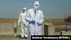 Атайын коргонуучу кийим кийген медициналык кызматкерлер. 2020-жыл, март. Чүйдүн Сокулук району.  