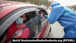 КПП на в’їздах до Києва: водіям і пасажирам вимірюють температуру – фоторепортаж
