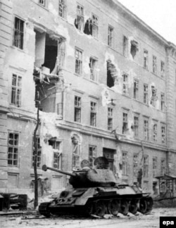 Радянський танк, який був зупинений «коктейлем Молотова». Будапешт, 2 листопада 1956 року