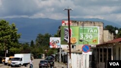 Когда после грузино-абхазской войны в Абхазии была изменена топонимика и Гали стал Галом, а Ткварчели – Ткуарчалом, подавляющее большинство решило, что именно так это «патриотично»