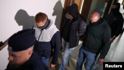 Володимир Ж. (в центрі), у Варшавському районному суді, 1 жовтня 2025 року