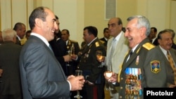Երկրորդ նախագահ Ռոբերտ Քոչարյանը և 2008-ի մարտի 1-ի ժամանակ պաշտպանության նախարար Միքայել Հարությունյանը, արխիվ