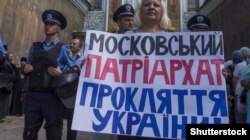 Вхід у Києво-Печерську лавру. Серпень 2014 року