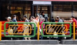 یکی از ایستگاه‌های اتوبوس درون‌شهری در تهران