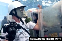 شمار اعلام‌شده از سوی کمیته حمایت از روزنامه‌نگاران، تنها روزنامه‌نگاران در بند دولت‌ها را در بر می‌گیرد و آن‌هایی که مفقود شده و یا در اسارت گروه‌های غیر حکومتی هستند را در بر نمی‌گیرد.