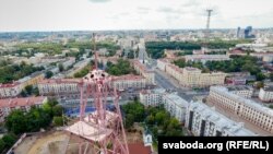 У Менску зносяць вежу-глушылку на Залатой горцы. Узгадваем, як выглядала яна і горад наўкол