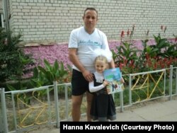 Анатоль Кавалевіч з дачкой, архіўнае фота