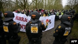 د جرمني په ګیسن ښار کې پولیسو د مظاهره کوونکو لاره نیولې ده - د نومبر ۲۹مې انځور 