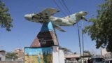 Военный мемориал (советский МиГ-17 на постаменте) в память о Войне за независимость Сомалиленда от Сомали, длившейся с 1981 по 1991 годы. Центр города Харгейса, столицы непризнанного Сомалиленда 