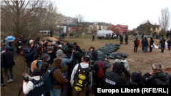 Ուկրաինայի դատաբժշկական համակարգի փորձագետները արտաշիրիմում և վերահուղարկավորում են կատարում Բուչայում: 