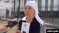 Күлсабира Жуманазарова. Уулу Талгат Темиркан уулунун сүрөтүн кармап турат.