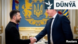 Ukrainanyň prezidenti Wolodymyr Zelenski ABŞ-nyň Armiýa sekretary Daniel Driskolly 20-nji noýabrda Kiýewde garşylaýar.