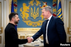 Президент України Володимир Зеленський вітає міністра армії США Деніела Дрісколла в Києві, Україна, 20 листопада 2025 року