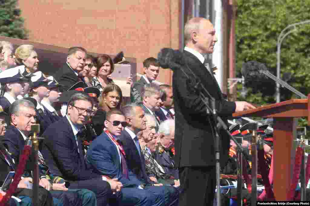 Парад в Москве продлился 1 час 15 минут.&nbsp;За ним наблюдал президент Владимир Путин и ветераны войны,&nbsp;которые перед встречей с президентом провели две недели на карантине.&nbsp;Сидевшие на трибуне были в подавляющем большинстве без масок.