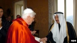 بسياری از پيروان اديان مختلف از سازگاری دين و دموکراسی دفاع می کنند.