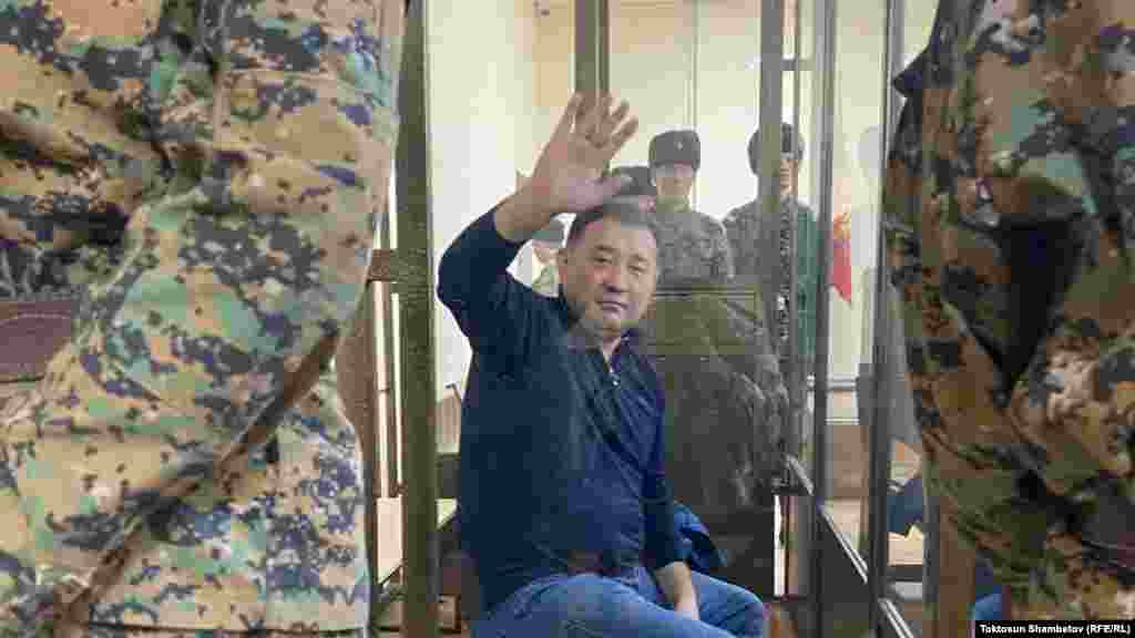 Ички иштер министринин мурдагы орун басары Кубанычбек Кадыровдун да&nbsp;бөгөт чарасы өзгөргөн жок.&nbsp;