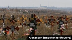 Могили на кладовищі, в тимчасово окупованому селищі Старий Крим поблизу Маріуполя,листопад 2022 року