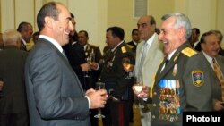 ՀՀ երկրորդ նախագահ Ռոբերտ Քոչարյան և պաշտպանության նախկին նախարար Միքայել Հարությունյան, արխիվ