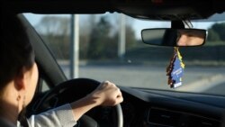 Diňle: Türkmen zenanlarynyň ulag sürmek hukugyna gysyş ýene güýçlendi