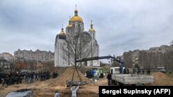 Брацкая магіла побач з царквой Андрэя Першазванага ў Бучы Кіеўскай вобласьці, 13 красавіка 2022 году