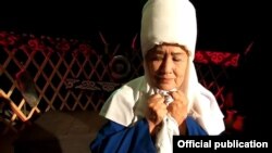 Айтажи Шабданова Курманжан Датканын ролунда. 