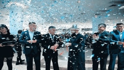 Каныбек Туманбаев, Максатбек Токтомушев жана Равшан Сабиров "Блэк Стар Бургердин" ачылышында. 25-март, 2019-жыл.