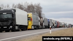 Чарга грузавікоў на памежным пераходзе ў Медніках. Архіўнае фота