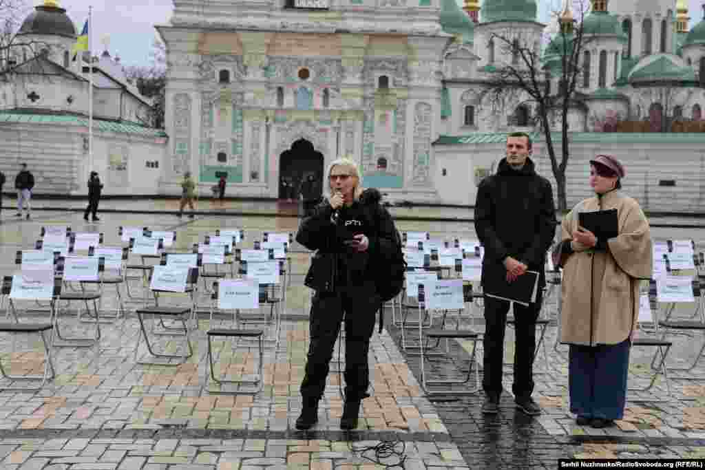 Yuliya "Tayra" Payevska “Boş kürsüler” aktsiyasında, Kyiv, 2025 senesi noyabrniñ 15-i. İştirakçiler ğayıp olğan, qanunsız tutulğan ve reine olğan ukrayinalı müellif, sanat erbapları ve aq qorçalayıcılarnıñ ikâyelerini tarif etti. 
