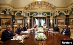 Дэлегацыі Злучаных Штатаў і Расеі на перамовах ў Эр-Рыядзе, 18 лютага 2025 году