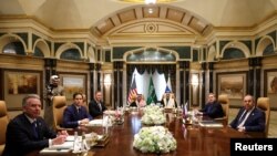 Дзяржаўны сакратар ЗША Марка Рубіё (другі зьлева) падчас сустрэчы зь міністрам замежных спраў Расеі Сяргеем Лаўровым (справа) і дарадцам прэзыдэнта Расеі ў замежнай палітыцы Юрыем Ушаковым у Палацы Дырыя, Эр-Рыяд, Саудаўская Арабія, 18 лютага 2025