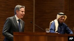 Ентоні Блінкен і Шейх Мохаммед бін Абдулрахман Аль-Тані під час зустрічі в Досі, Катар, 6 лютого 2024 року