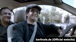 جعفر پناهی در نمایی از فیلم جدیدش «تاکسی»