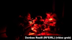 Бійці навішують на дрон «гуманітарку»