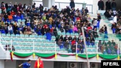Türkmenistanyň Prezidentiniň kubogy ugrundaky halkara futbol ýaryşyna geçen ýyl hem esasan zenanlar “janköýerlik edipdiler”.