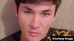 Акси Файзулло Тӯйчиевро падараш дар ихтиёри Радиои Озодӣ гузошт