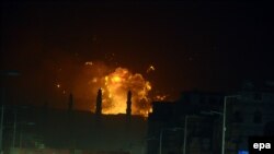 حملات هوایی نیروهای ائتلاف عربی به صنعا، پایتخت یمن.